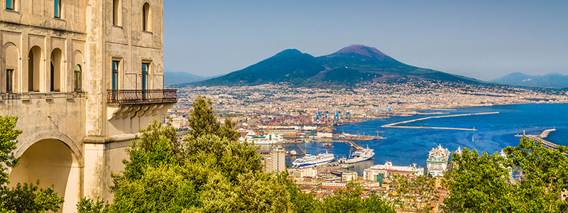 Neapel stad med Vesuvius i bakgrunden.